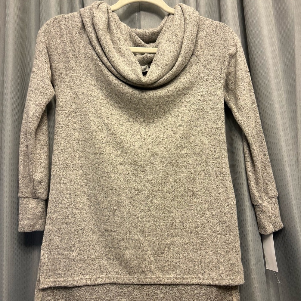 White Lili gray cowl neck size XS NWT sk0024